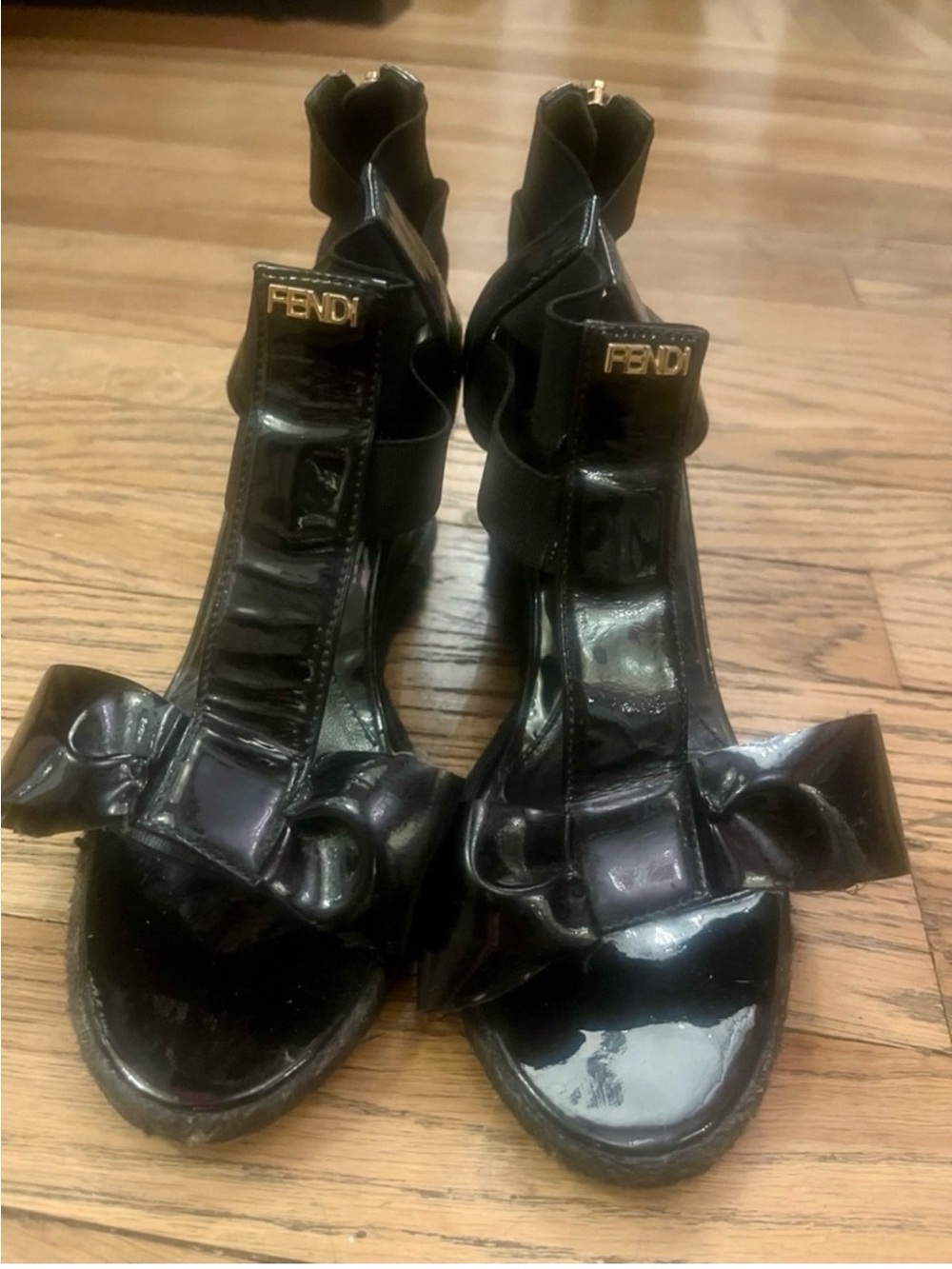 Fendi Carioca patent leather wedge sandals with bows and logo plaque 37